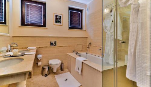 Deluxe One Bedroom Suite - Hillside
