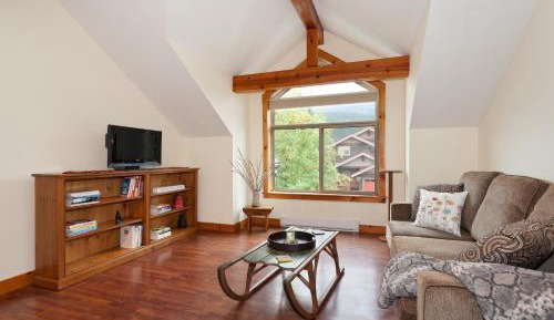 Apartment with Mountain View