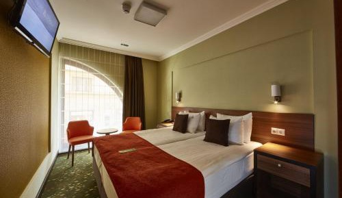 Double Room with Street or Courtyard View