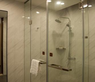 Business Queen Room