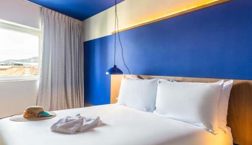 Pop Room with One Double Bed