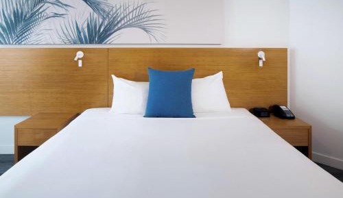 Standard King Room with Pool View