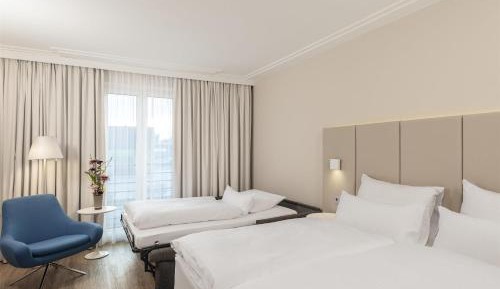 Family Connecting Room (2 Adults + 2 Children)