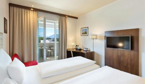 Twin Room with Balcony and City View