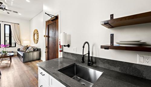 Deluxe King Suite