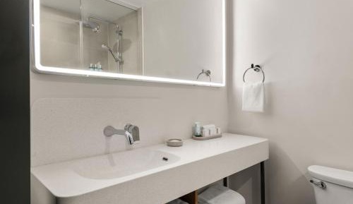 King Room with Ocean View, Balcony  and Roll-in Shower - Mobility Accessible