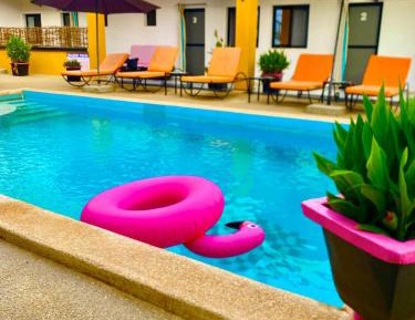 Apartment with Pool View 