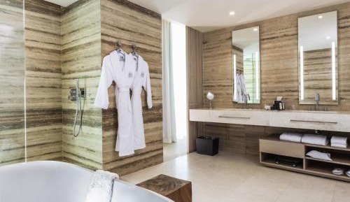 Deluxe One Bedroom Suite - Ocean Front Double