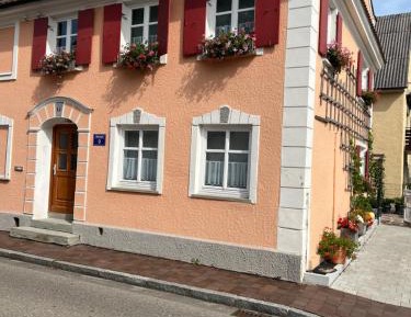 Deluxe One-Bedroom Apartment