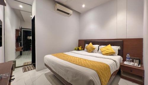 Deluxe Double Room (2 Adults + 1 Child)