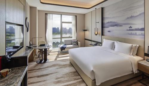 Deluxe King Room with Lake View