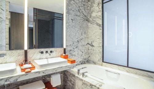 Superior King Room with City View