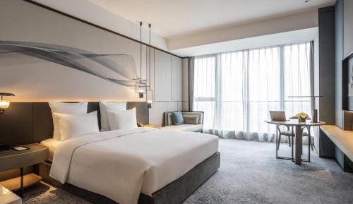 Superior King Room with City View