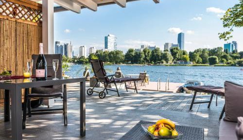Luxury Apartment with Lake View