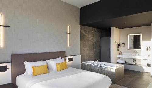 Junior King Suite with Balneo Bathtub and Citadel or River View