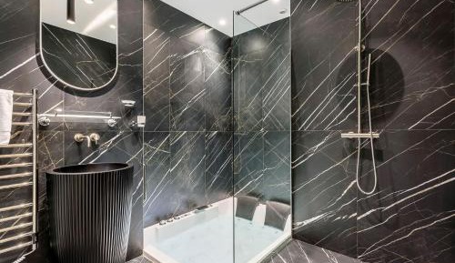 Deluxe Suite with Spa Bath