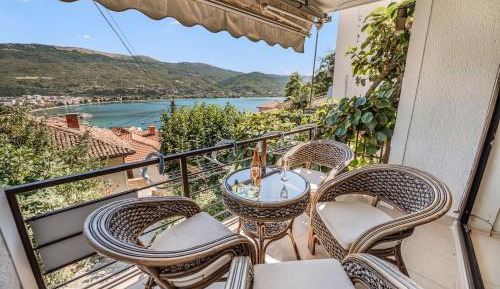 Apartment with Lake View