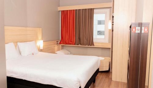Standard Queen Room with Child Bed
