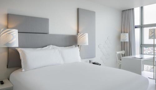SO Cozy Queen Room with Ferris Wheel View