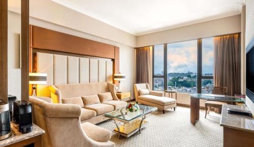 Junior King Suite with Lounge Access