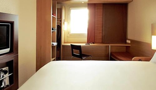 Room for 1 to 2 people