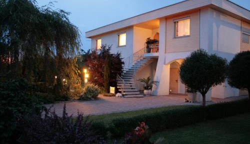 One-Bedroom Apartment with Garden