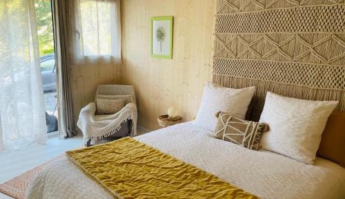 Deluxe Room (2 Adults + 1 Child)