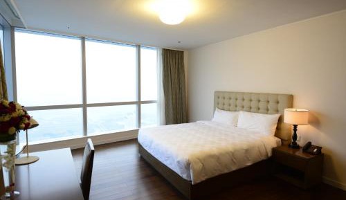 Studio Apartment King bed with City view