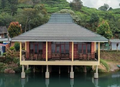 Family Room with Lake View