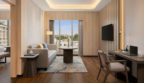 One-Bedroom King Apartment