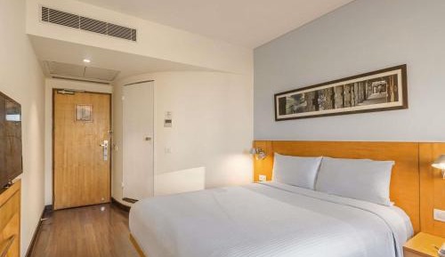 Standard Room Queen Bed