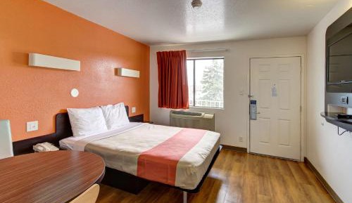 Queen Room - Non-Smoking