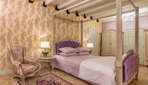 Deluxe King Room with Bath Tub