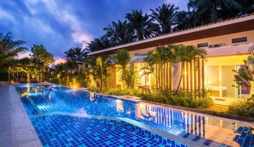 Deluxe Double Pool View Room