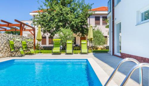 Apartment with Pool View 
