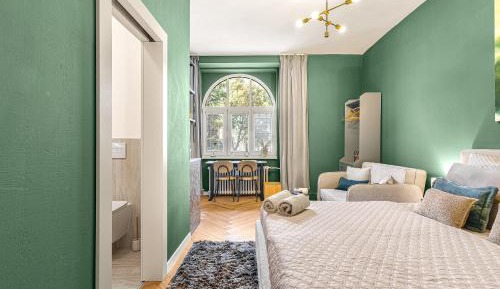 Deluxe One-Bedroom Apartment