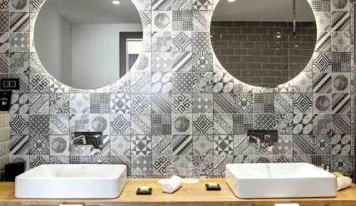 Panoramic Mountain View Executive Suite, One King  Size Bed, Two Units, Balcony