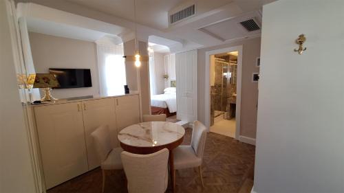 Junior Queen Suite with Sofa Bed and Kitchenette - Terrace/Upper Floor