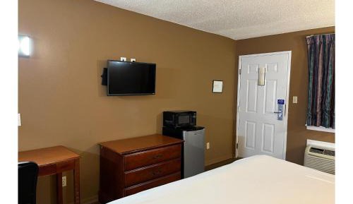 King Room with Roll-in Shower - Disability Access - Non-Smoking