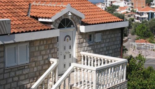 Two-Bedroom Apartment with Balcony and Sea View