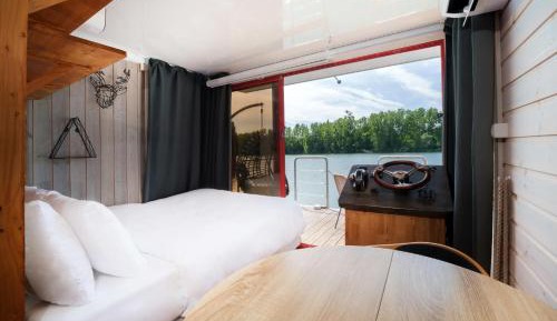 Floating Suite Queen-Size Bed – Private Sauna 