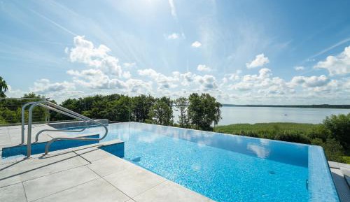 One-Bedroom Apartment with Lake View