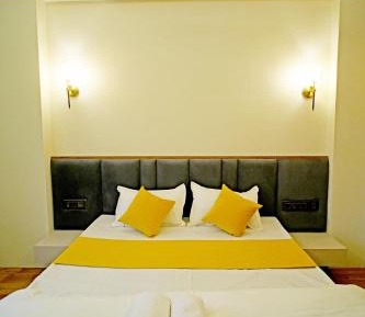 Deluxe Room (2 Adults + 1 Child)