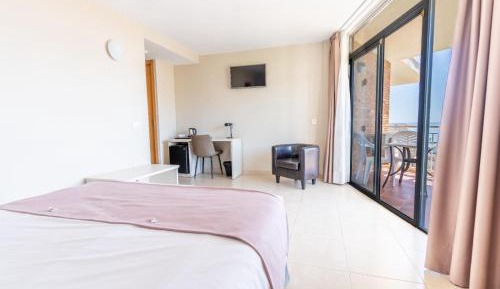 Double or Twin Room with Side Sea View