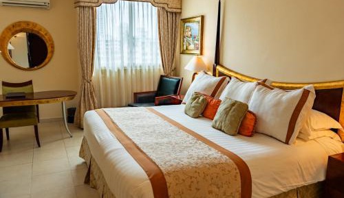 Deluxe Queen Suite
