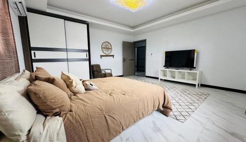 Queen Room with Shared Bathroom