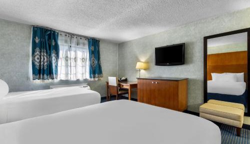Queen Room with Pool View
