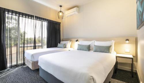 Queen and Single Studio with Free welcome drink for two guests
