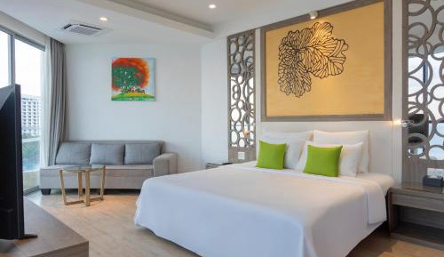 Deluxe Double Room with Side Sea View
