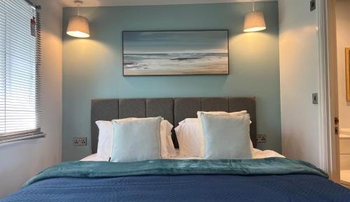 Sea View 3 Bedroom Apartment with Hot Tub & Sauna